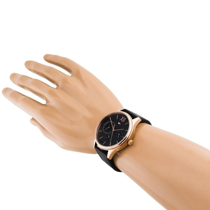 ساعة يد تومي هيليفجر للرجال جلد طبيعي باللون الأسود