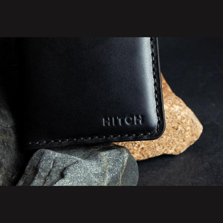 محفظة هيتش ثنائية الطي جلد طبيعي لون أسود