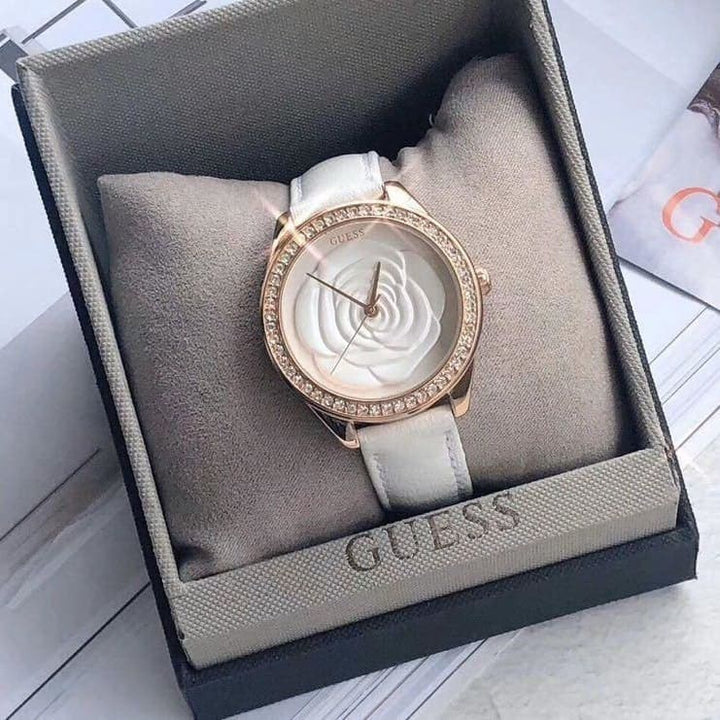 ساعة جيس Guess جلد طبيعي حريمي أوريجينال باللون الأبيض